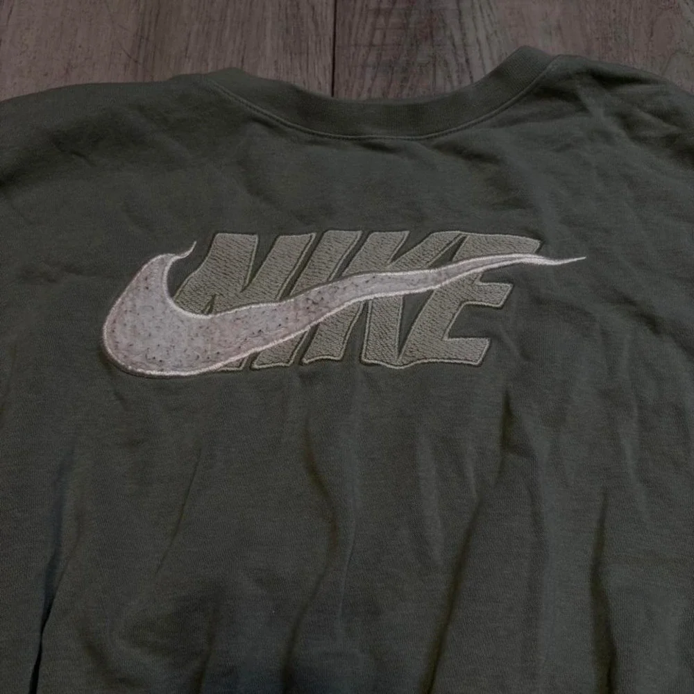 Nike green cropped‎ sweatshirt with silver logo women's size M - Picture 2 of 7